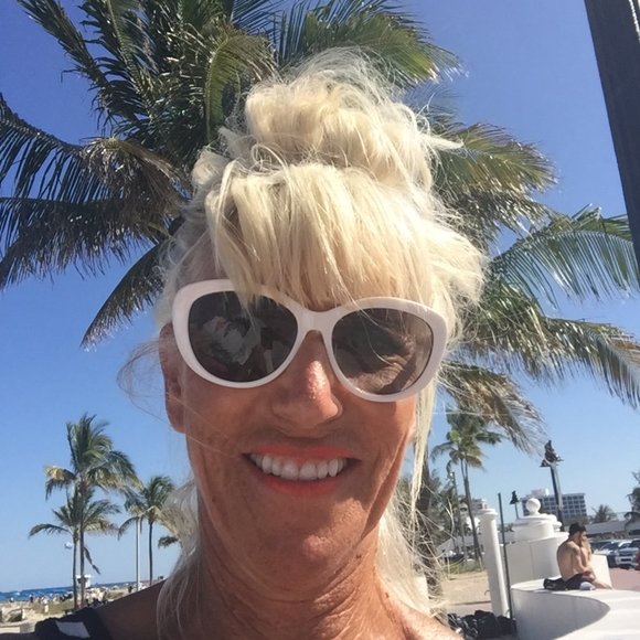 Meet your Posher, Elaine - Picture 1 of 1